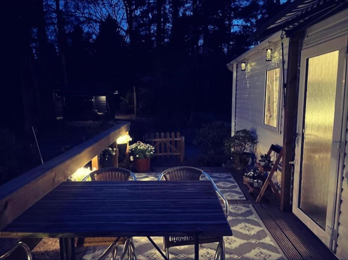 Knus Chalet Midden In De Bossen นึนชเปท ภายนอก รูปภาพ